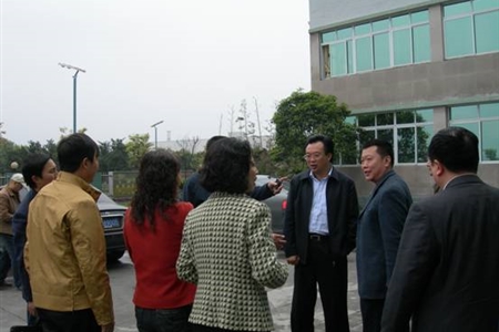 市委常委王万锟考察公司